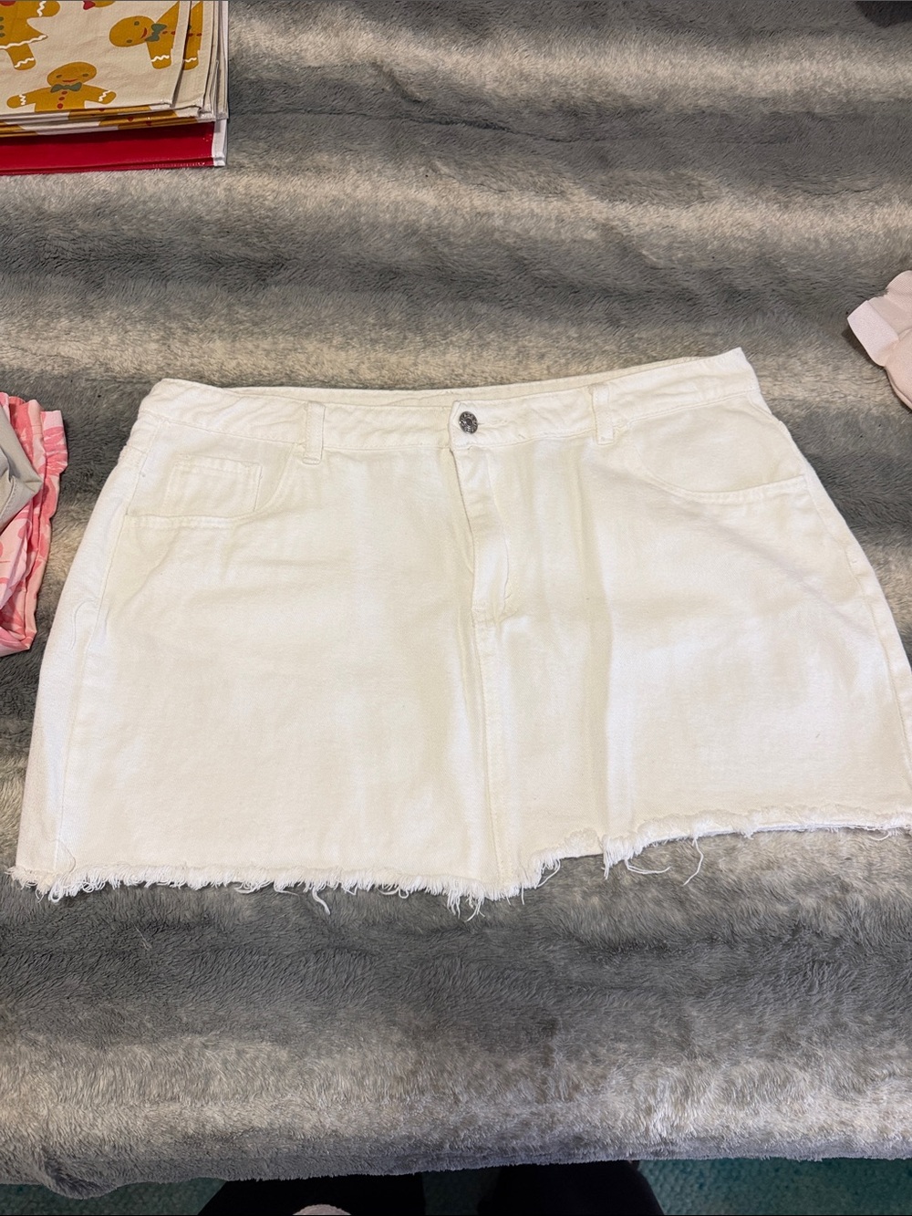 SHEIN White Denim Skirt with Curved Fit